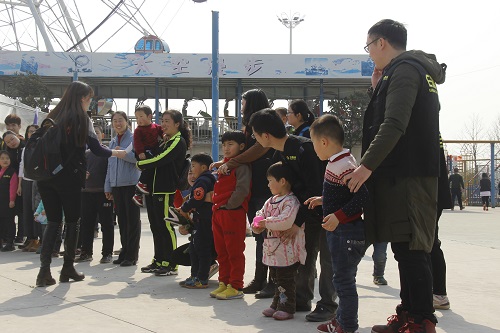 亲子齐忙植树共建美丽滁州